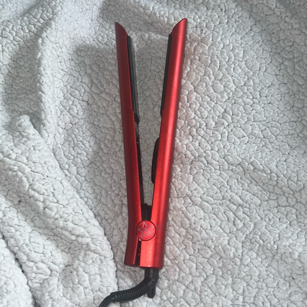 1.25” Glam Series Flat Iron by Almost Famous